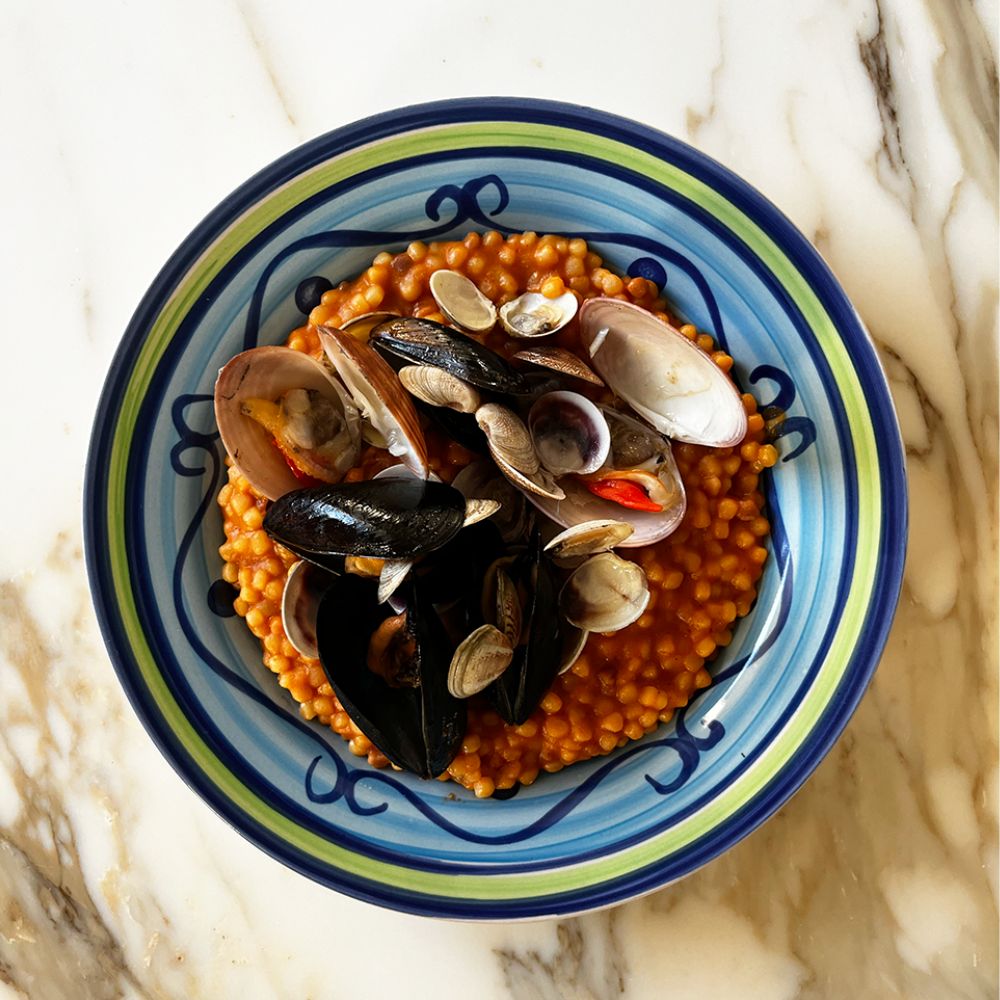 Fregula con bisque di gamberi e molluschi Cibovagare